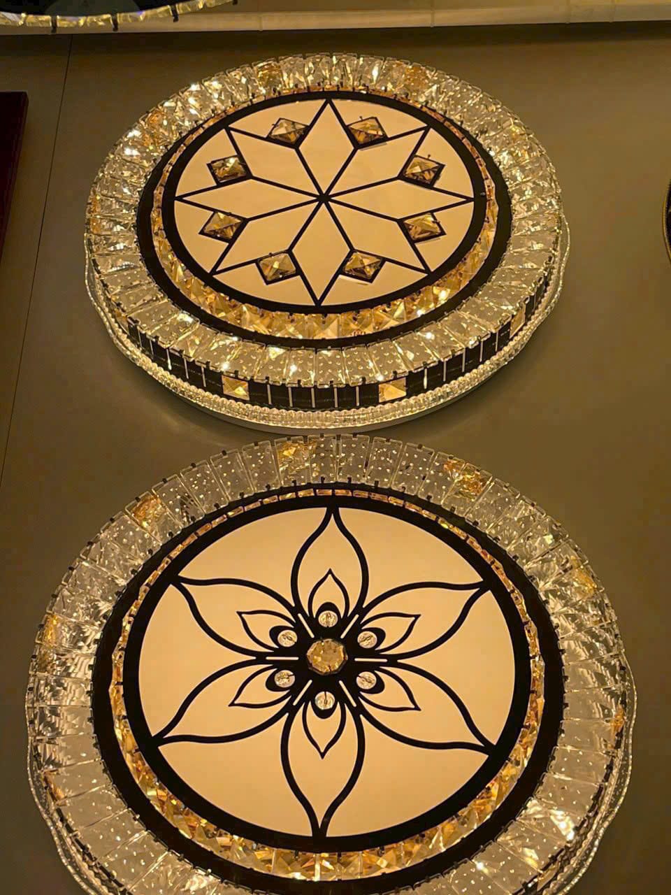 Đèn ốp trần loại 50cm 3 màu sáng cao cấp làm từ kim loại sơn tĩnh điện và pha lê chuẩn