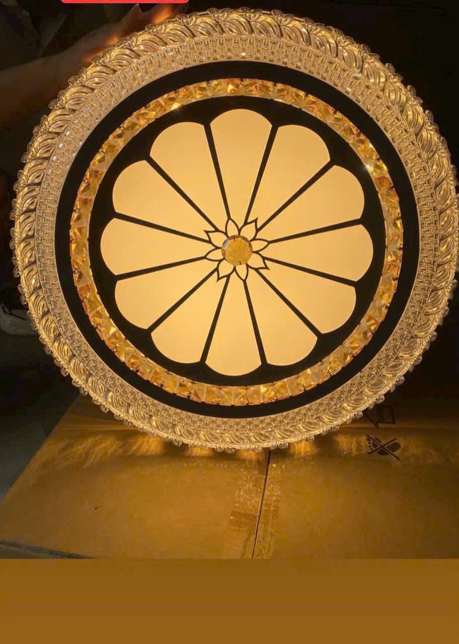 Đèn ốp trần loại 50cm 3 màu sáng cao cấp làm từ kim loại sơn tĩnh điện và pha lê chuẩn Đèn ốp trần loại 50cm 3 màu sáng cao cấp làm từ kim loại sơn tĩnh điện và pha lê chuẩn