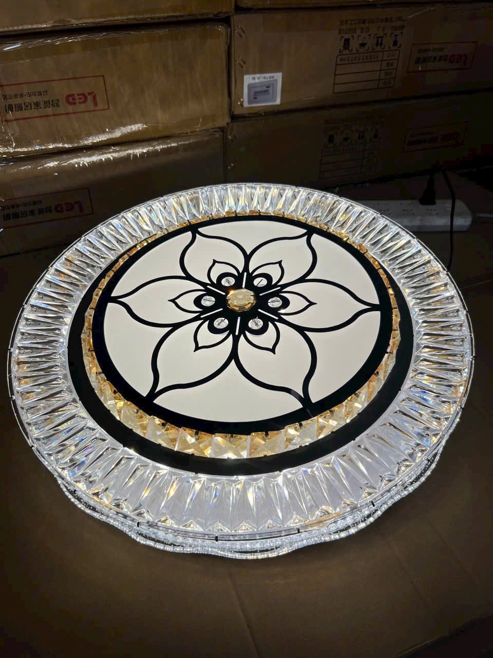 Đèn ốp trần loại 50cm 3 màu sáng cao cấp làm từ kim loại sơn tĩnh điện và pha lê chuẩn Đèn ốp trần loại 50cm 3 màu sáng cao cấp làm từ kim loại sơn tĩnh điện và pha lê chuẩn