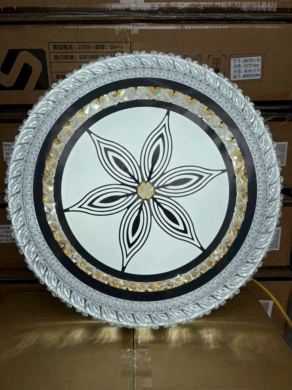 Đèn ốp trần loại 50cm 3 màu sáng cao cấp làm từ kim loại sơn tĩnh điện và pha lê chuẩn Đèn ốp trần loại 50cm 3 màu sáng cao cấp làm từ kim loại sơn tĩnh điện và pha lê chuẩn